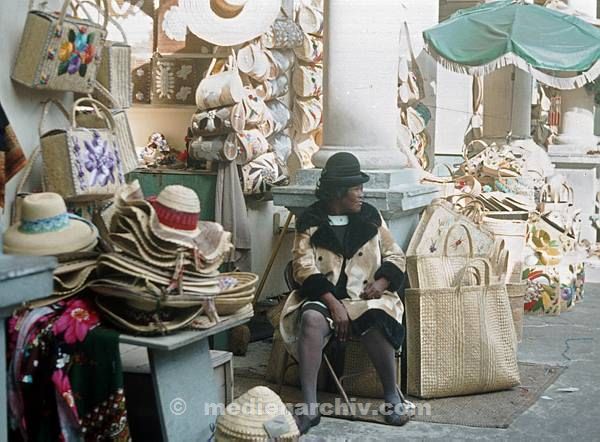 1976. Karibik. Bahamas. Händler mit Korbwaren an der Straße