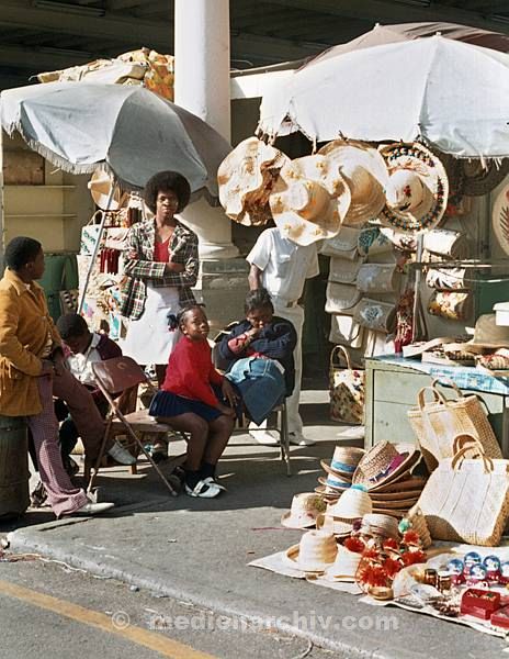 1976. Karibik. Bahamas. Händler mit Korbwaren an der Straße