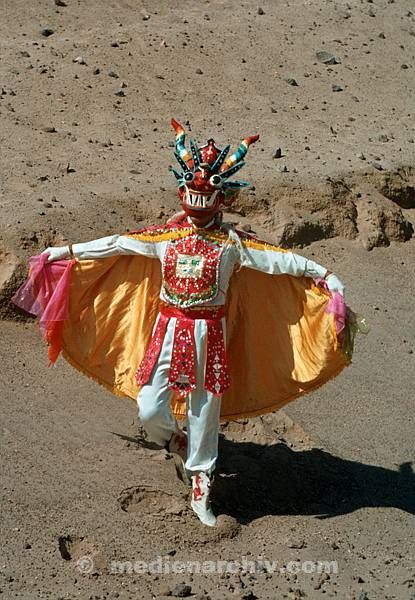 1981. Südamerika. Lateinamerika. Chile. Farbenfrohes Kostum bei einer Veranstaltung bei Antofagasta.
