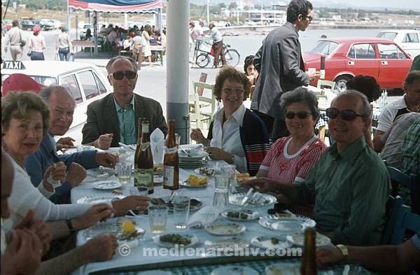1977. Zypern. Cyprus. Restaurant. Reisegruppe beim Mittagstisch