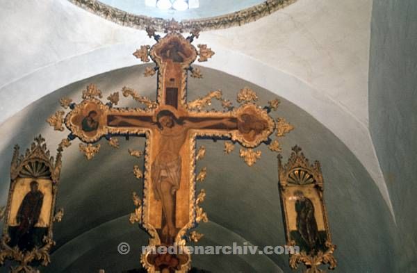 1977.  Zypern. Cyprus. Jesus am Kreuz in einer Kirche. Religion