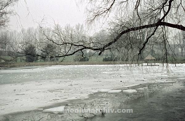 1958. DDR. Hubertusstock.  Jahreszeiten. Wald. Winter. Schnee. Eis. Teich