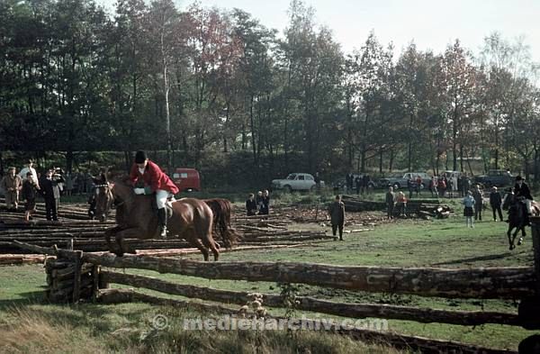 1958. DDR. Hubertusstock. Jahreszeiten. Wald. Jagd. Reiter. Pferde