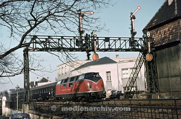 1961. Rote Diesellok. Eisenbahn. Schienenverkehr.