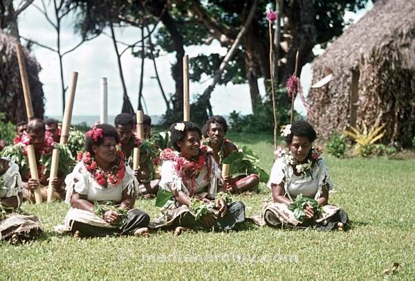 1972. Südsee. Fidschi. Tänzer. Frauen mit Blumenkränzen