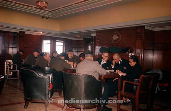 1970. Schwarzmeer. Uniformierte Männer am Tisch