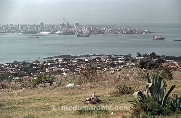 1969. Uruguay. Montevideo. Blick auf Hafen.