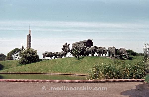 1969. Uruguay. Montevideo. Denkmal.