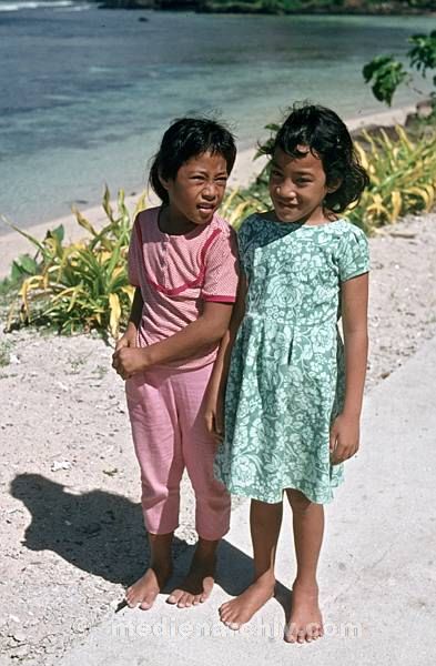 1972. Südsee. Samoa. Zwei Mädchen am Strand.