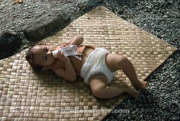 1972. Südsee. Samoa. Flasche. Kind. Baby. Säugling auf einer Matte. Windeln