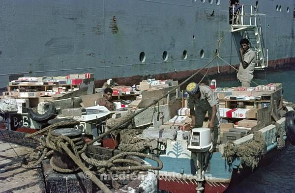 1966. Süd-Jemen. Adan. Aden. Händler am Schiff.