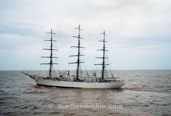 1981. Meer. Seefahrt. Schiffahrt / Schifffahrt. Dreimaster auf See. Segelschiff. Schulschiff vor Südamerika.