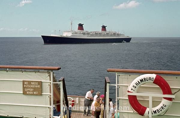 1970. Karibik. &quotFrance". Kreuzfahrtschiffe auf dem Meer. T.S. Hamburg