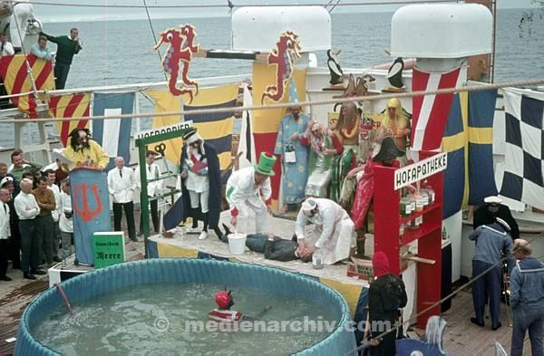 1967. Skandinavien. Norwegen - Scandinavia. Norway. Spitzbergen. Polartaufe am Swimmingpool auf einem Schiff