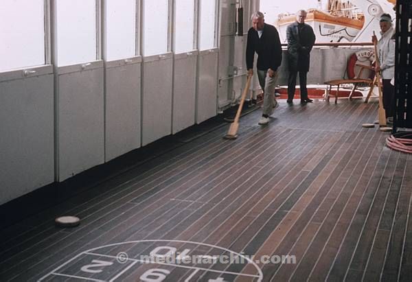 1967. Skandinavien. Norwegen. Shufflebboard an Bord eines Kreuzfahrschiffes.