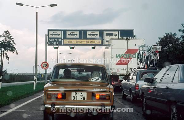 vermutlich 1987. Ausreise DDR. Transit BRD - Westberlin. Military. Autos. Lada mit DDR Kennzeichen. Transitstrecke in der DDR.