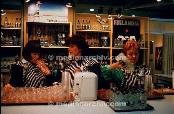 1986. Berlin. Grüne Woche. Drei Finnländerinnen.  Serviererinnen an der Theke