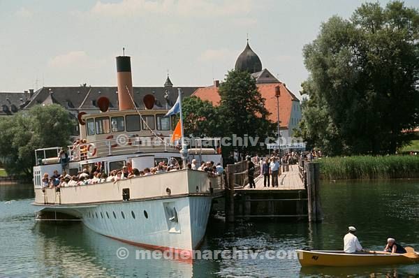 1981. Bayern.  Dampfer am Anleger der Frauen-Insel. Frauenchiemsee. Fraueninsel. Raddampfer. Ausflugsdmpfer. Fahrgastschiff