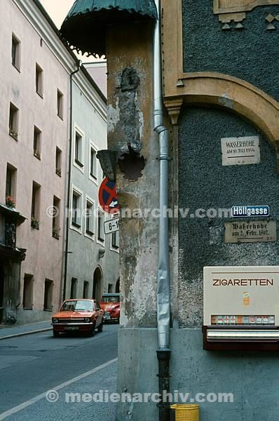 1981. Bayern. Passau. Wasserstand. Höllgasse. Zigarettenautomat
