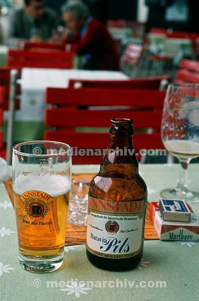 1981. Bayern. Passau. Bierflasche und Glas. Restaurant