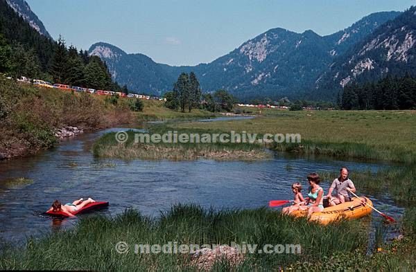 1982. Deutschland. Bayern. Ruhpolding. Schlauchboot. Baden. Freizeit