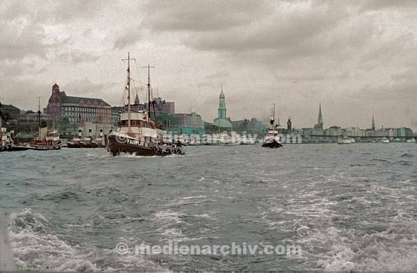 1960. Hamburger Hafen. Fluß / Fluss Elbe. Schlepper auf der Elbe.