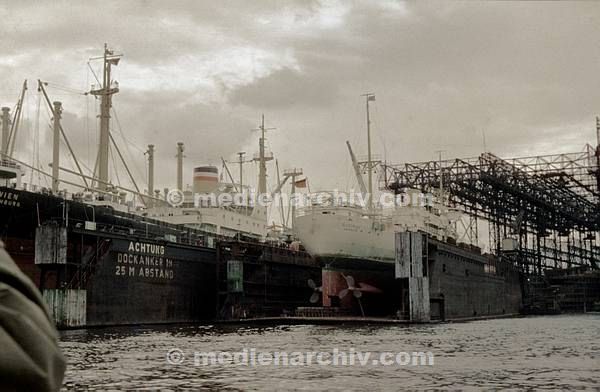 1960. Hamburger Hafen. Fluß / Fluss Elbe. Werft