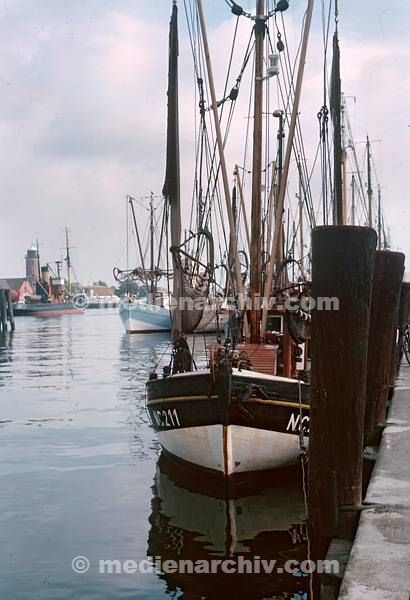 1964. Niedersachsen. Cuxhafen. Fischerboote im Hafen.