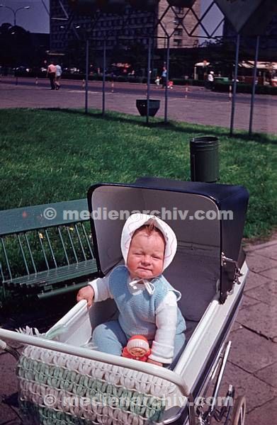 Deutschland. Kleinkind im Kinderwagen