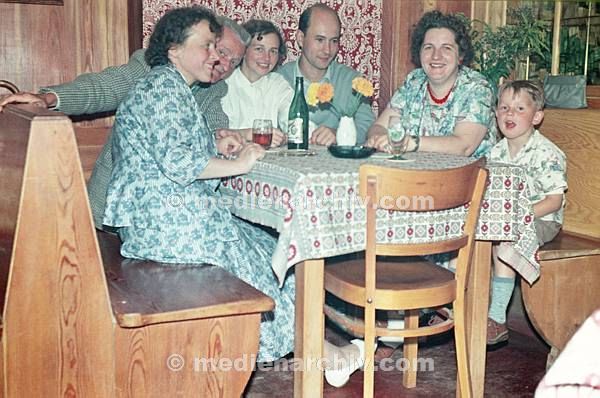 1956. Deutschland. Bayern. Rothenburg ob den Tauber.Germany Bavaria. Fröhliche Runde an einem Tisch. Familie.