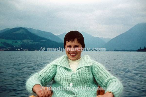 1960. Deutschland. Bayern. Mädchen in einem Ruderboot auf dem Tegernsee.  Germany Bavaria. Tegernsee is a lake in the Bavarian Alps