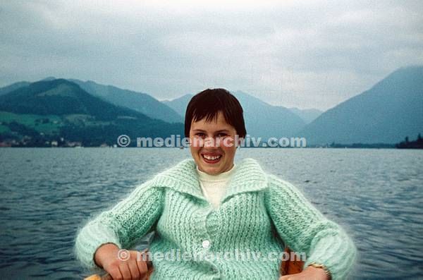 1960. Deutschland. Bayern. Mädchen in einem Ruderboot auf dem Tegernsee. Germany Bavaria. Tegernsee is a lake in the Bavarian Alps