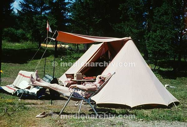 1960. Deutschland. Bayern. Tennsee. Zelt auf einem Campingplatz. Frau auf einem Liegestuhl. Urlaub. Germany Bavaria.