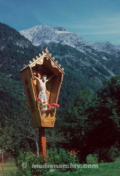 1981. Österreich. Leutaschtal. Austria - Jesus am Kreuz. Religion. Berge. Alpen