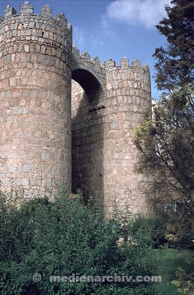 1970er. Spain. Spanien. Avila. Stadttor.