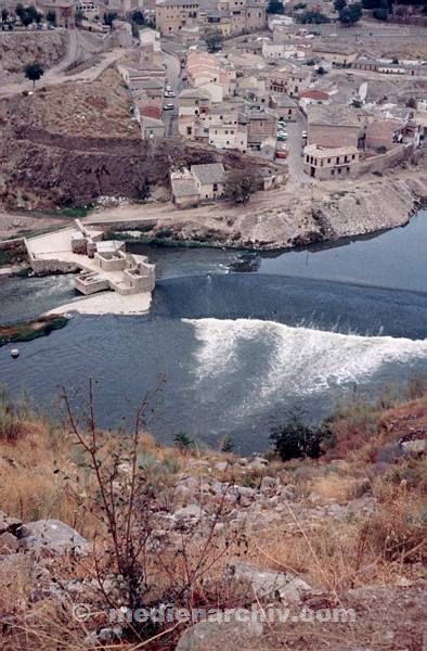 1970er. Spain. Spanien. Toledo. Stadtmauern. Fluss Tajo