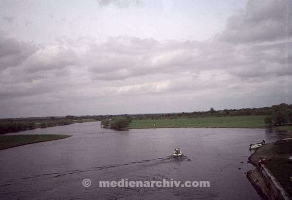 1970er. Irland. Ireland. Fluss bei der Klosterruine Clonmacnoise