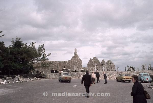 1970er. Irland. Ireland. Klosterruine Clonmacnoise