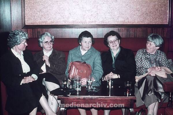 1970er. Irland. Ireland. Galway. Ältere Damen in einem Pub
