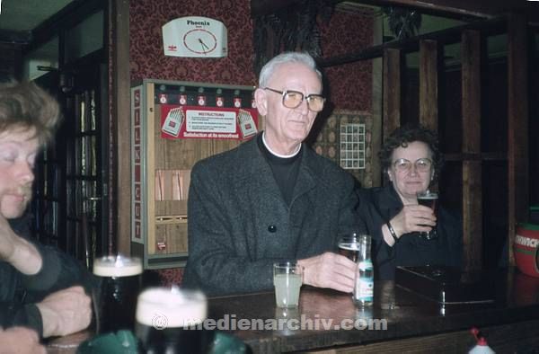 1970er. Irland. Ireland. Galway. In einem Pub. Bar. Tresen