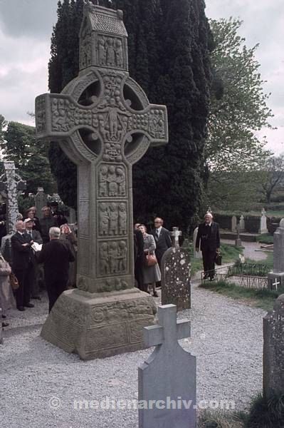 1970er. Irland. Ireland. Kreuz in Monaserboice. Religion