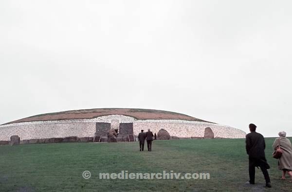 1970er. Irland. Ireland. Newgrange. Jungsteinzeitliches Hügelgrab in der irischen Grafschaft Meath