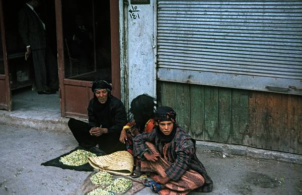Frau mit Zwei Mädchen beim Strassenverkauf