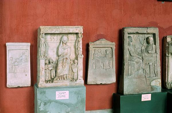Türkei.? Museum für Altertum. Vier Halbbüsten (Stelen)