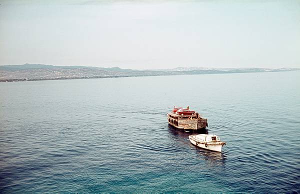 1968. Zypern. Limasol. Schleppkahn mit Autofähre vor der Küste bei Limasol