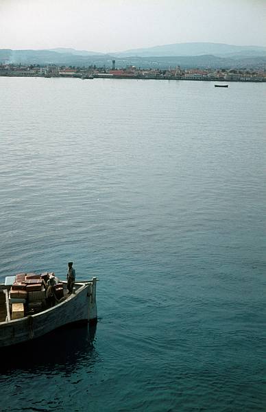 1968. Zypern. Limasol. Boot mit Koffern vor Limasol