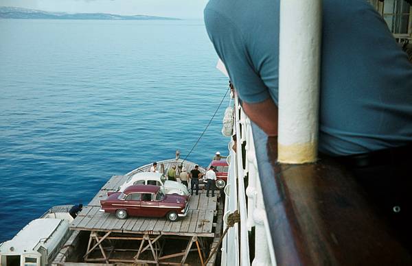1968. Zypern. Limasol. Ein Boot bringt Autos zu einem Schiff vor Anker. Mittelmeer