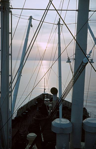 1968. Zypern. Limasol. Sonnenuntergang im ägäischen Meer. Schiff