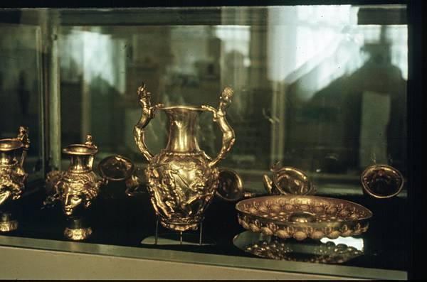 Frankreich. Museum. Verschlossene Vitrine mit Reproduzierten Vasen
