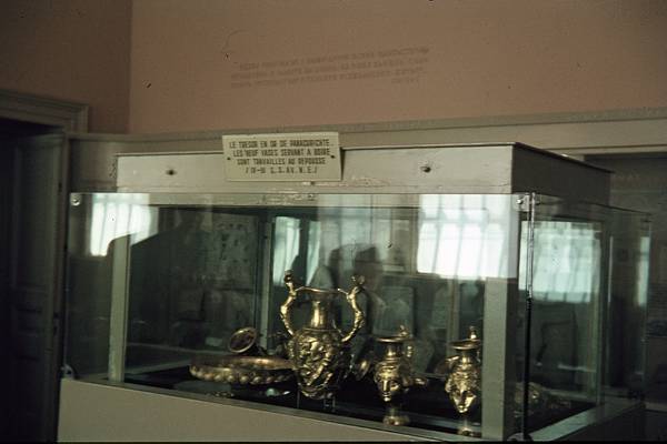 Frankreich. Museum. Verschlossene Vitrine mit neun Reproduzierten Vasen.